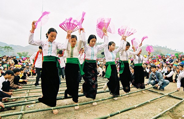 điệu múa của các cô gái Thái