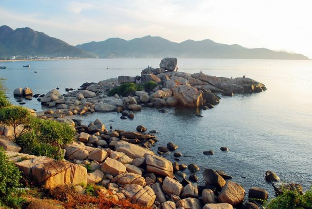 Hòn vợ, Hòn Chồng ở Nha Trang Hòn vợ, Hòn Chồng ở Nha Trang