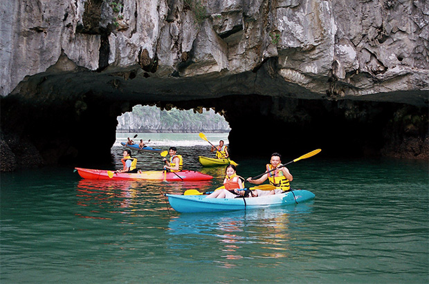 du khách nước ngoài chèo thuyền kayak