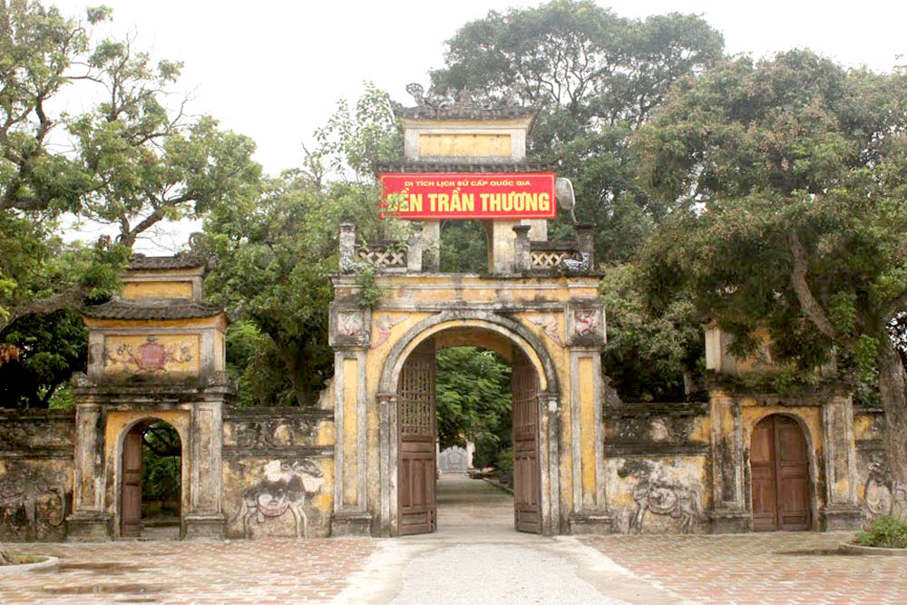 Cổng vào đền Trần Thương 