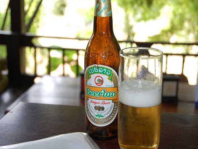Két bia Lào chai vàng 5